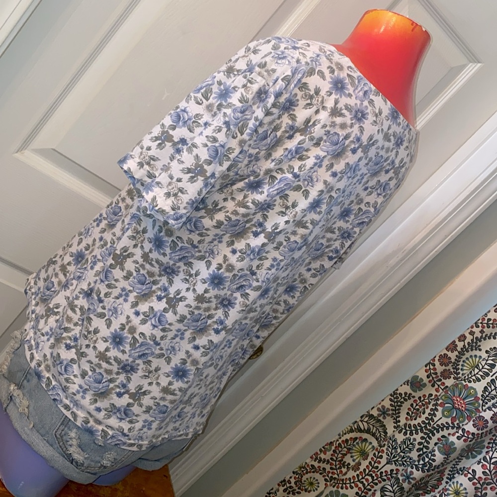 VINTAGE Floral Blue and White Women's Top - Picture 6 of 10